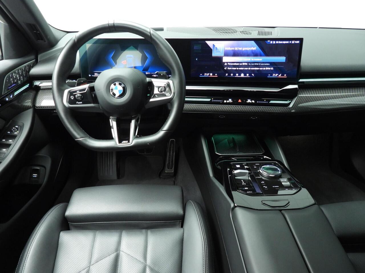 BMW 5-SERIE Touring 540d xDrive | M-Sportpakket | LED | HUD | Schuifdak | Active cruise | Trekhaak | DAB | Bowers & Wilkins sound | Alu 19 inch