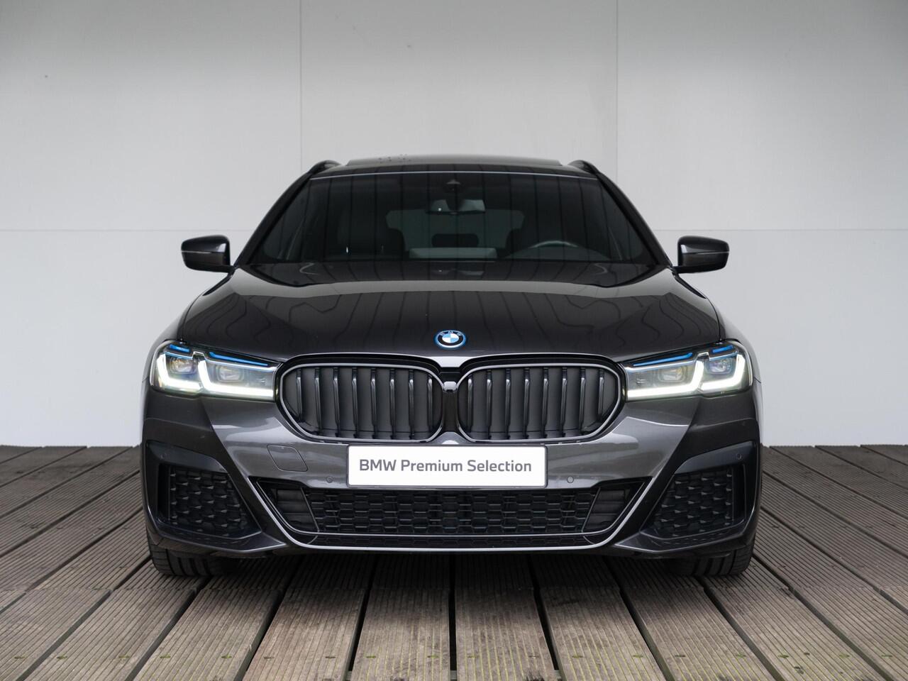 BMW 5-SERIE Touring 530e | M Sportpakket | Innovation Pack | 19 inch | Driving Assistant | BMW Laserlight | Head Up Display | Trekhaak