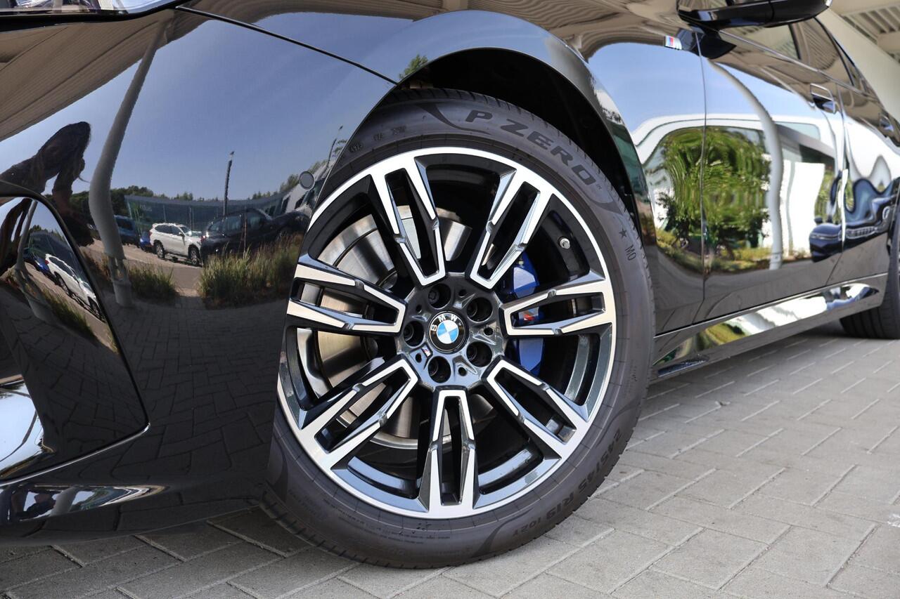 BMW 5-SERIE Sedan 520i | M Sportpakket Pro | Driving Assistant Plus | Harman Kardon | Camera | Stuur- en stoelverwarming | 19" M Dubbelspaak