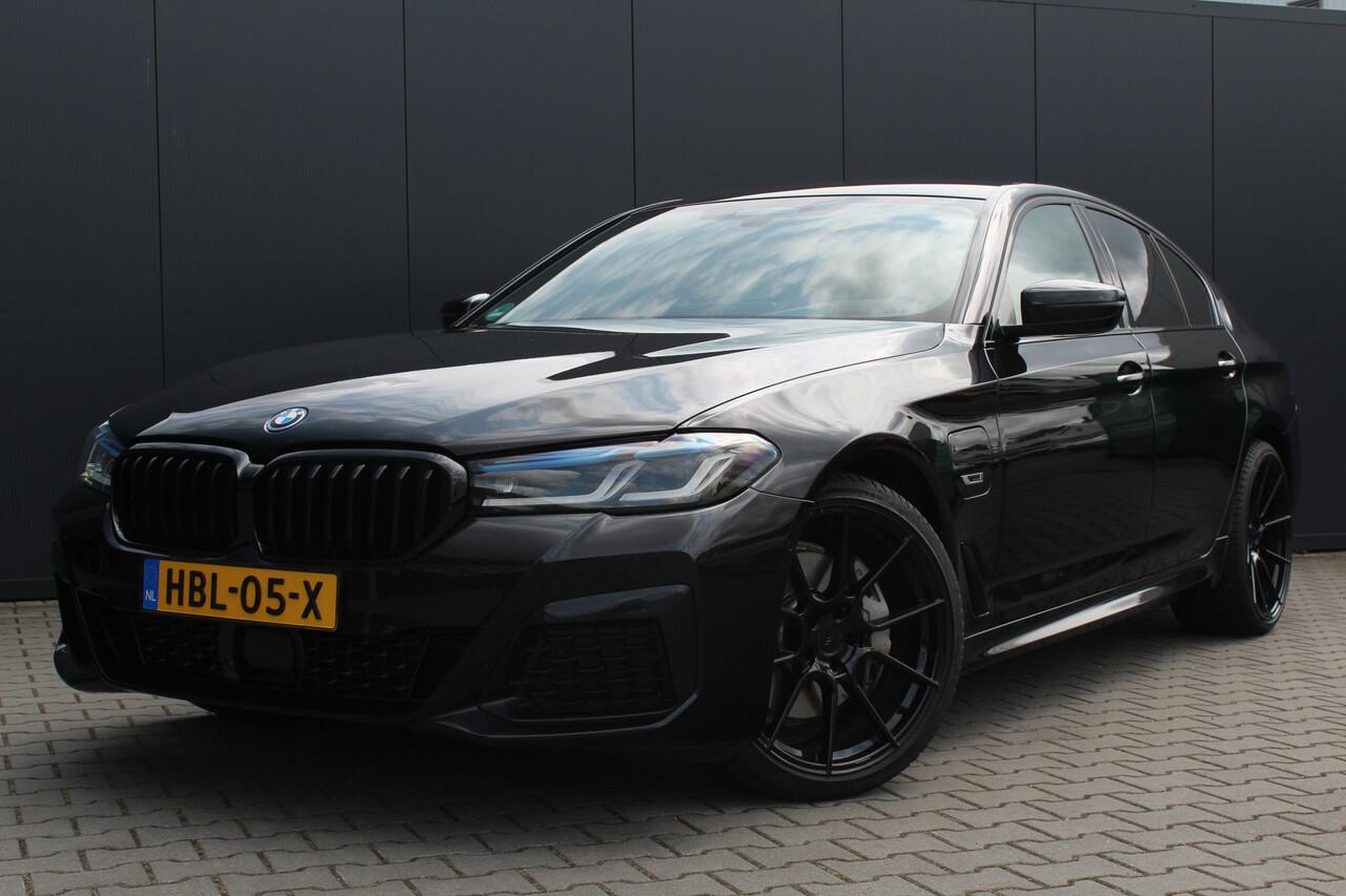 BMW 5-SERIE 545e xDrive Business Edition Plus | Incl. 12 maanden garantie | Harman/Kardon | Dodehoek detectie | F1 Flippers | Cruise control | Apple carplay/Android auto | Stoelverwarming | Lichtmetalen velgen 20"