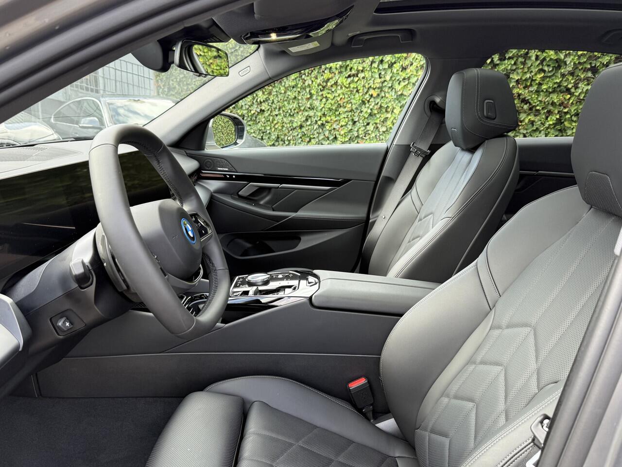 BMW 5-SERIE Sedan 530e | Harman/kardon | Panorama | 360 cam | 4x stoelverw. | Stoelventilatie | 4-zone Clima