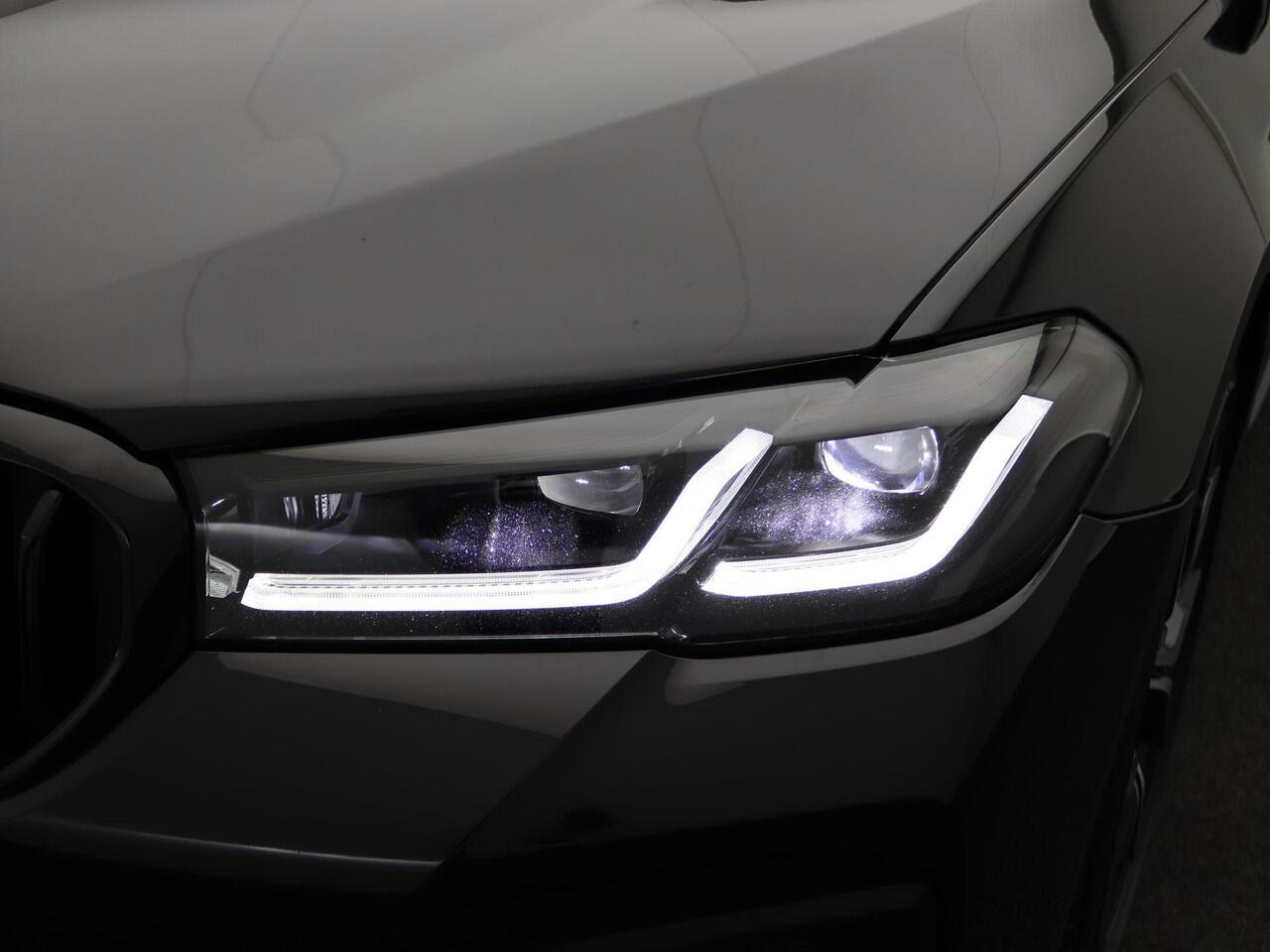 BMW 5-SERIE Touring 540i xDrive M Sportpakket | Comfortstoelen | Panoramadak | Achterruitrijcamera | 19"