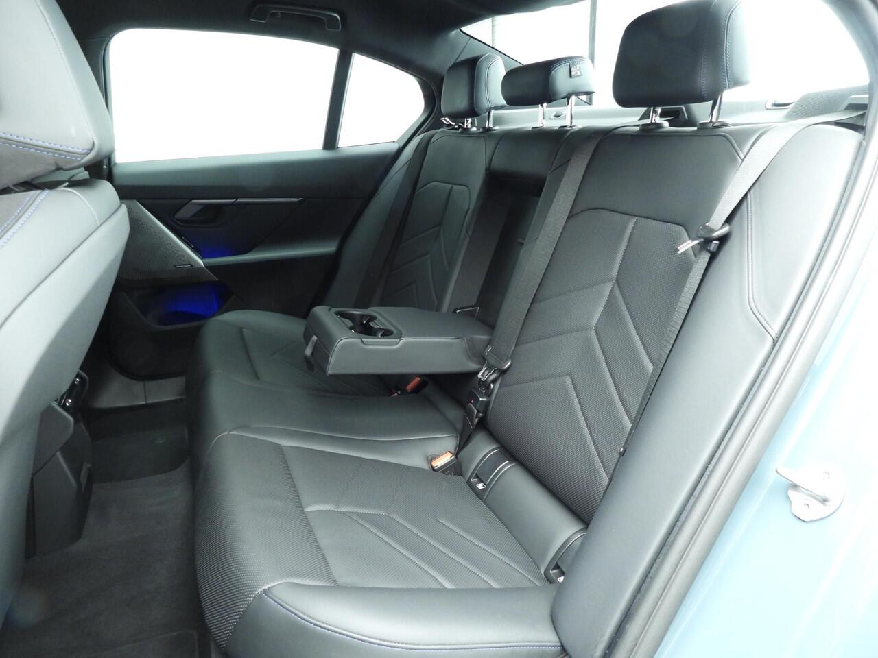 BMW 5-SERIE Sedan 530e | M-Sportpakket | LED | Navigatie | Active cruise | Sportstoelen | Stoelverwarming | DAB | Harman-kardon sound | Alu 20 inch