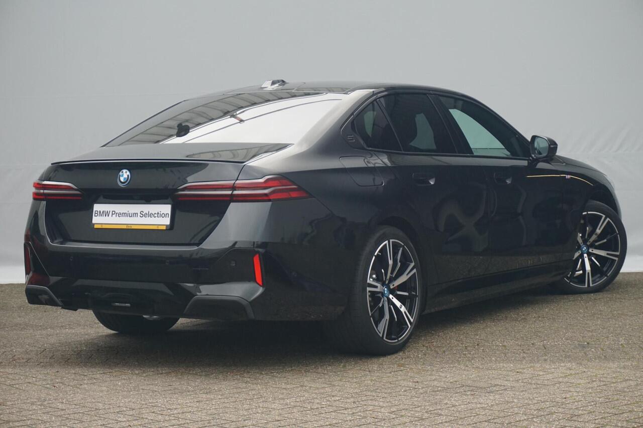 BMW 5-SERIE 530e M Sport Pro | Comfortstoelen Elektrisch met geheugen / Panoramadak / Head-up / Rondomzicht camera / Stoelventilatie / Driving Assistant Professional