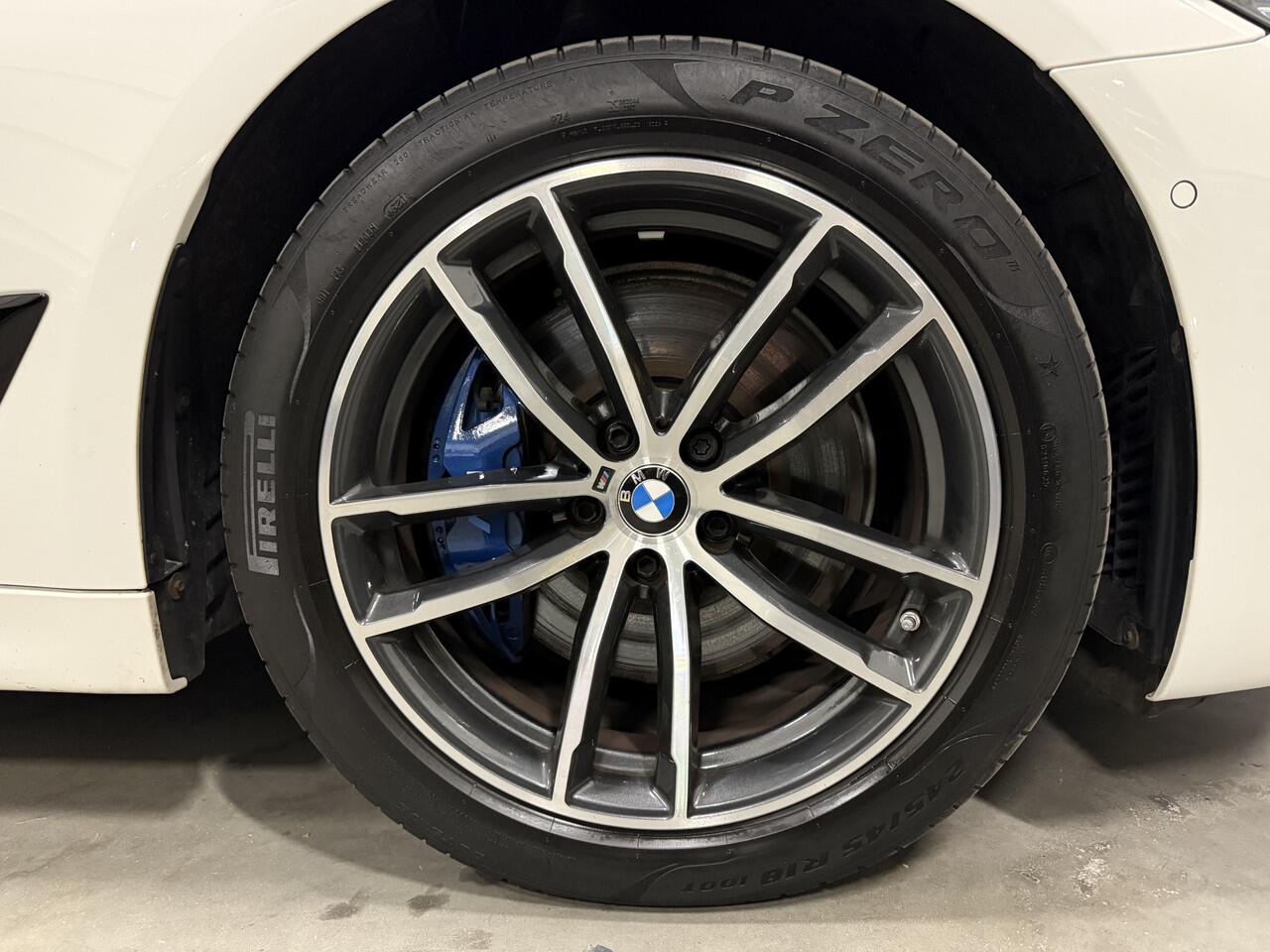 BMW 5-SERIE Touring 530e xDrive M-Sport PANO/HEAD-UP/ADAPTIVE-CHASSIS/ALCANTARA/CAMERA/LIVE-COCKPIT PRO/DAB/STANDKACHEL/SHADOW-LINE/18"/RECENT OH BEURT GEHAD BIJ BMW DEALER