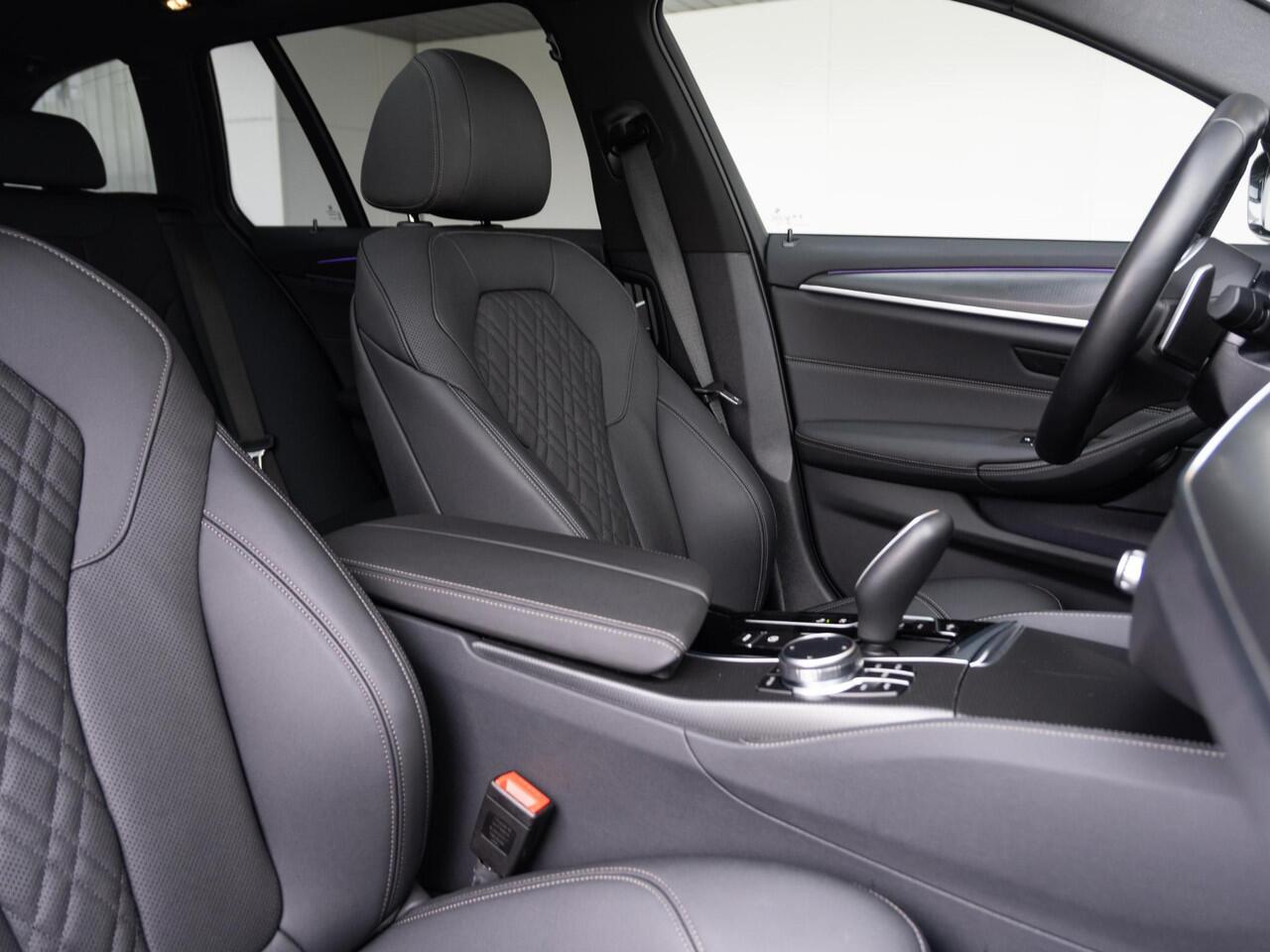 BMW 5-SERIE Touring 530e | M Sportpakket | Innovation Pack | 19 inch | Driving Assistant | BMW Laserlight | Head Up Display | Trekhaak