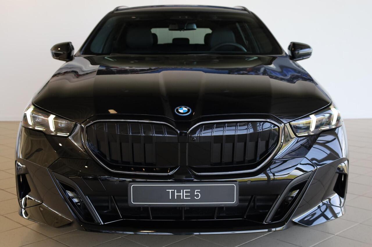 BMW 5-SERIE Touring 550e xDrive M Sportpakket Pro | Panoramadak | Head-Up | Bowers & Wilkins | Driving Assistant Professional | 360 Camera | Comfort Pack | Adaptieve LED | Trekhaak