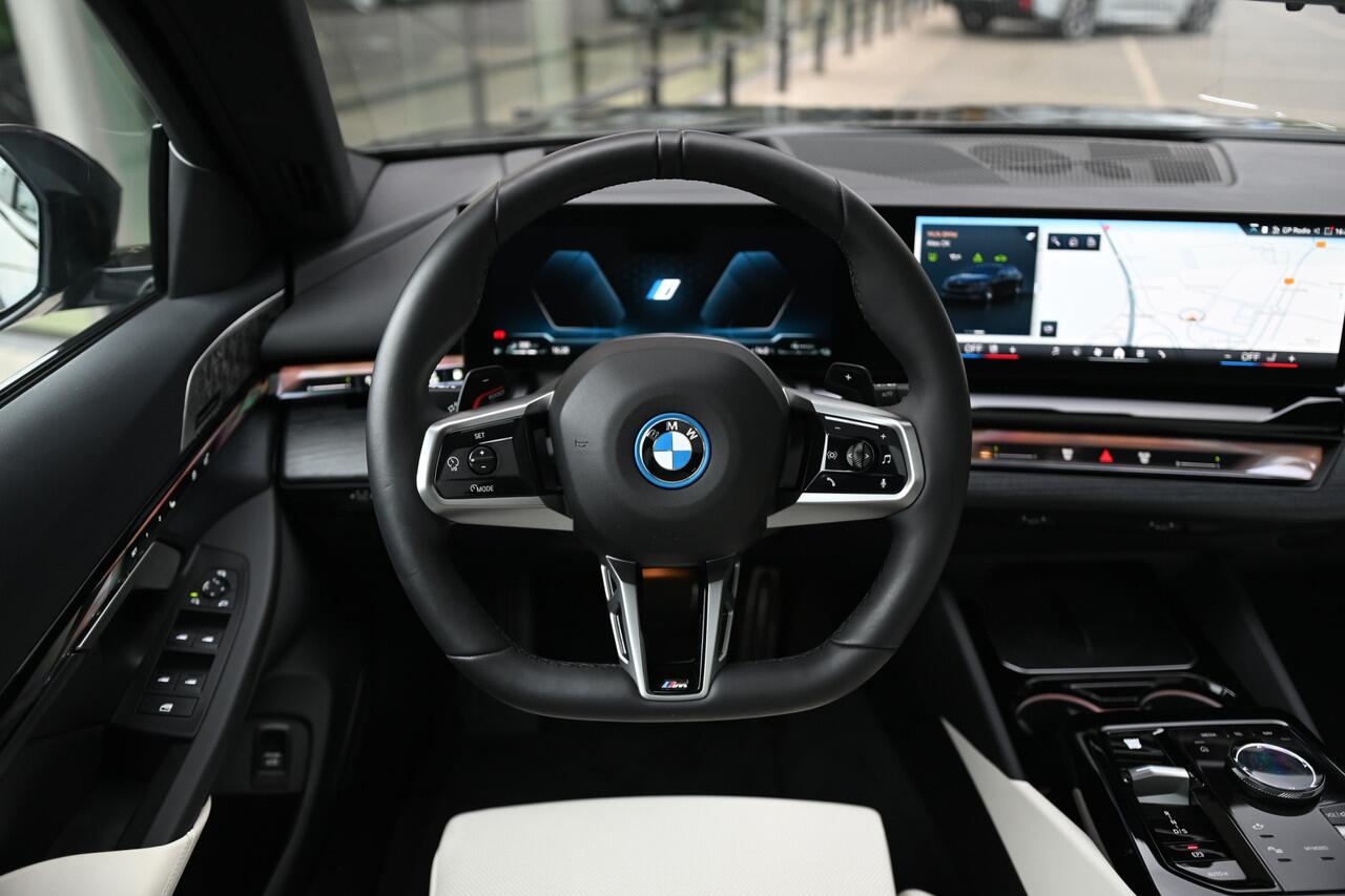 BMW 5-SERIE Touring 550e xDrive M Sport Automaat / Panoramadak / Trekhaak / Bowers & Wilkins / Adaptief onderstel professional / Parking Assistant Professional / Stoelventilatie