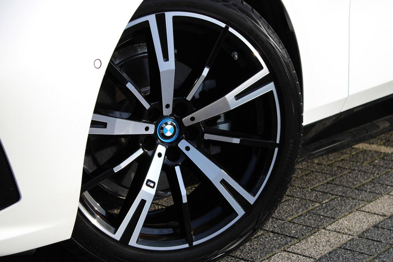 BMW 5-SERIE Touring 530e M Sport Automaat / Panoramadak / Trekhaak / Achteruitrijcamera / Adaptieve LED / Parking Assistant / Stoelverwarming