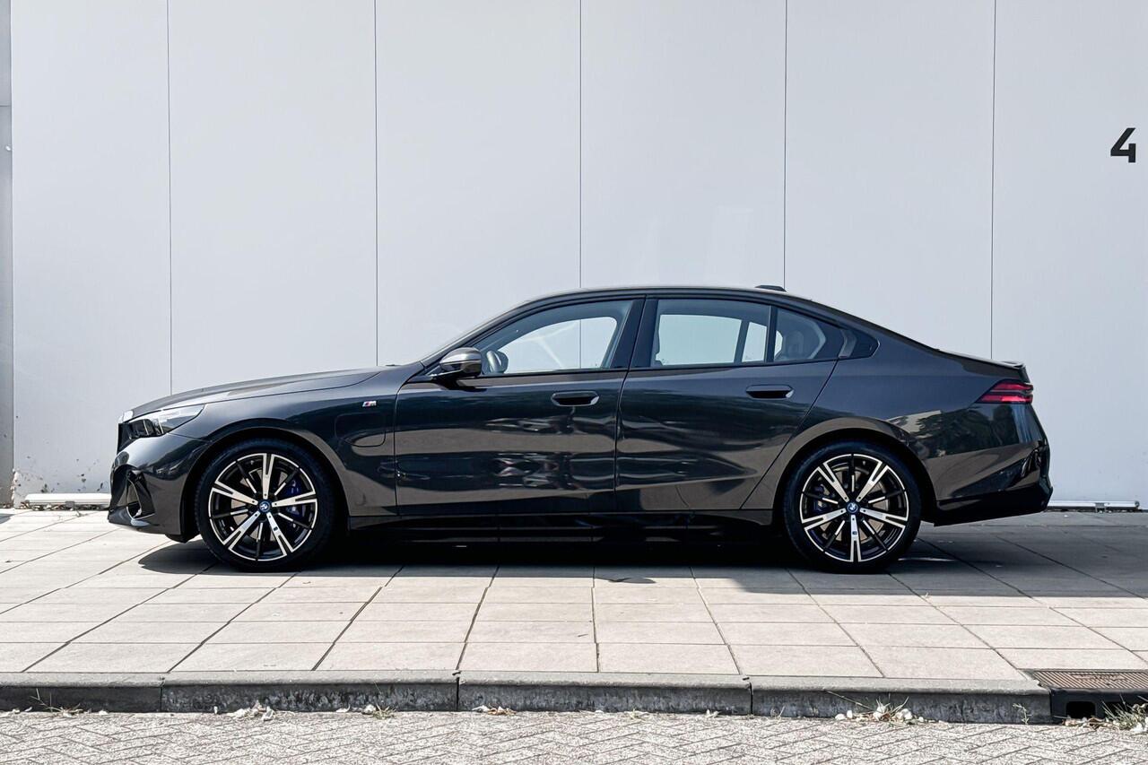 BMW 5-SERIE Sedan 550e xDrive M-Sport Pro / Driving Assistant Professional / Stoelventilatie / Harman Kardon / Parking Assistant Plus / Iconic Glow / Adaptief onderstel professional / 20 Inch / Selections