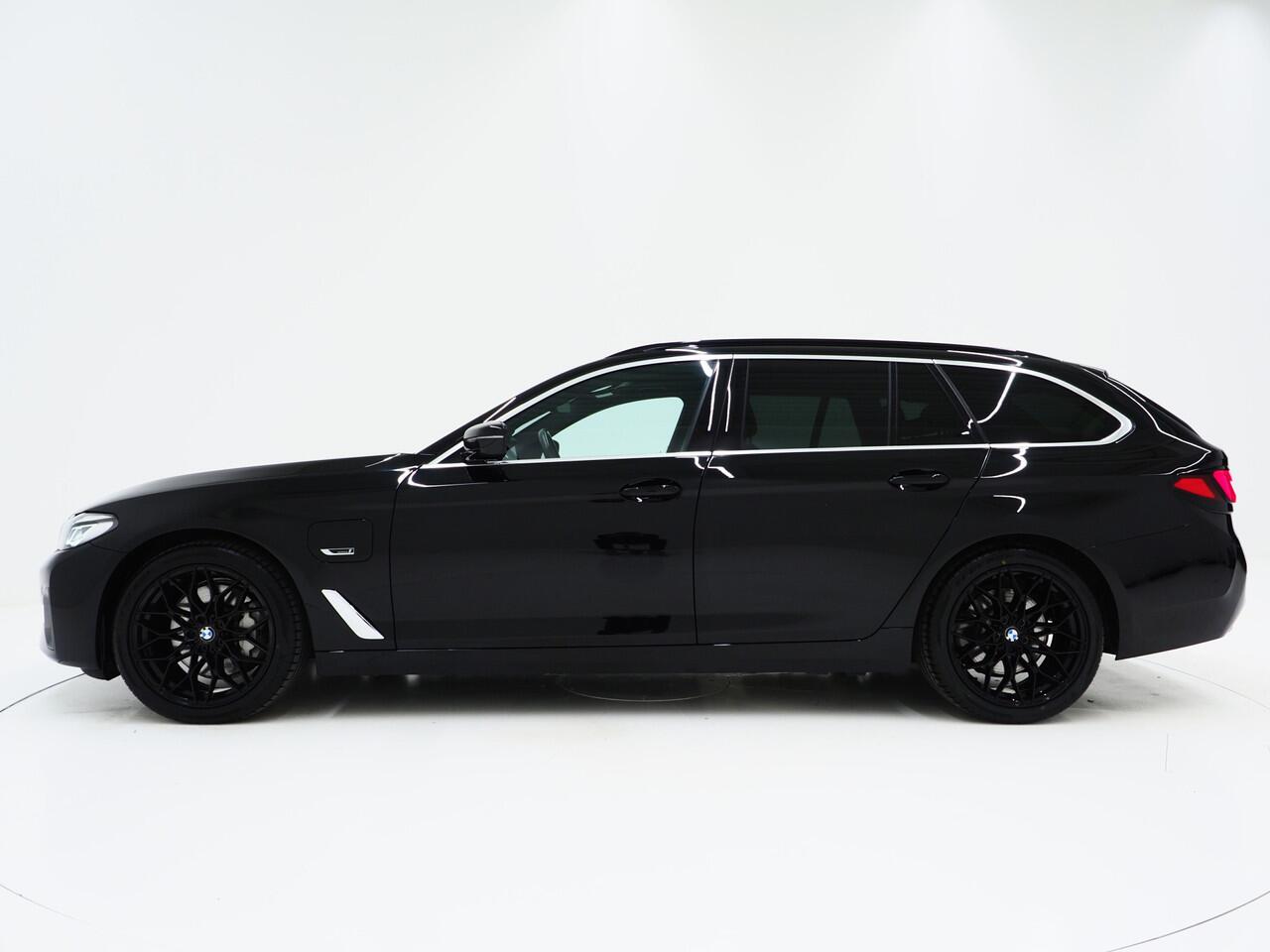 BMW 5-SERIE Touring 530e xDrive Full Black | Panoramadak | M Sportstuur | Sfeerverlichting | Dodehoekdetectie | Carplay