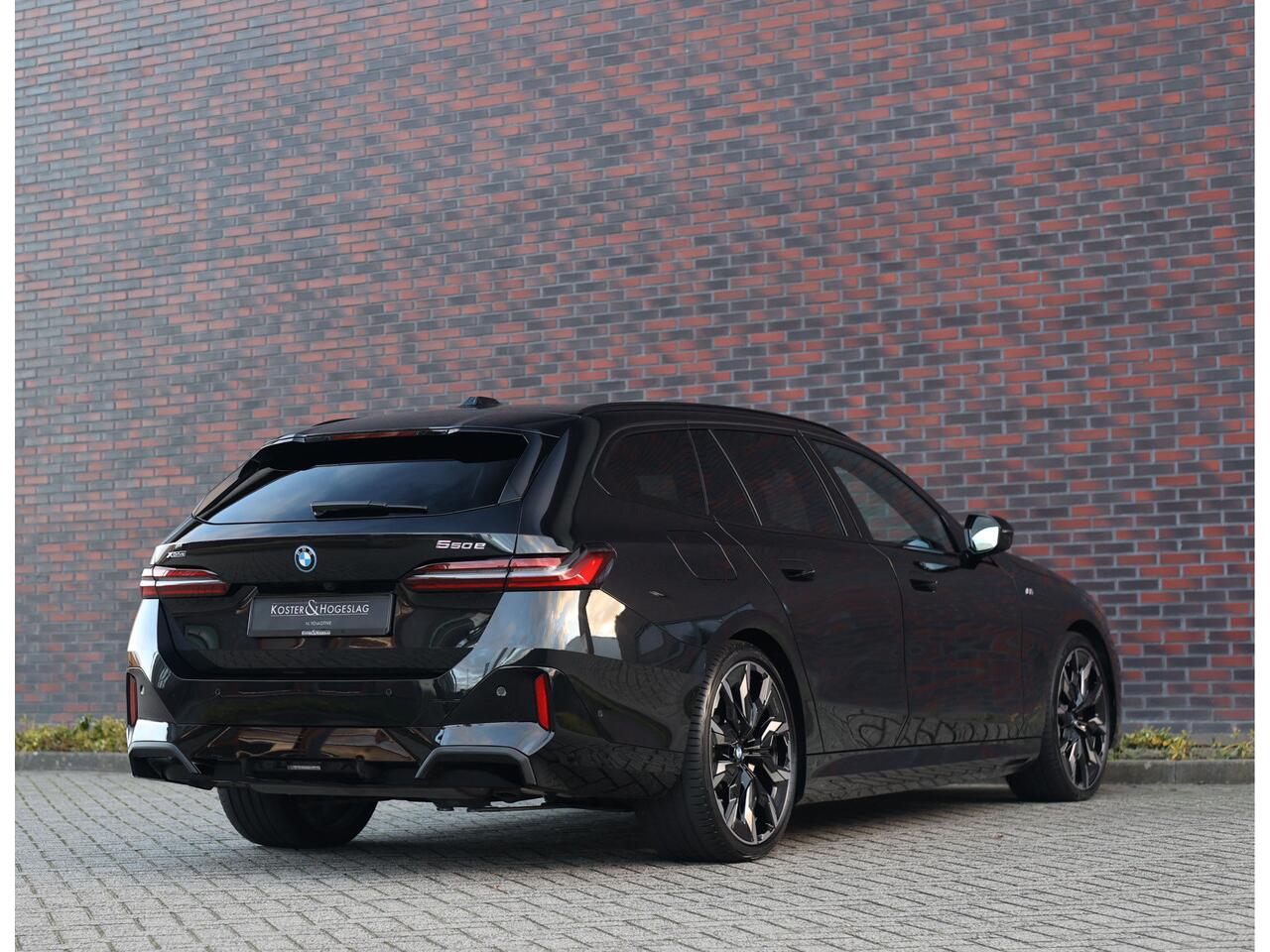 BMW 5-SERIE Touring 550e xDrive | M Sport Pro - Trekhaak - M Adaptive