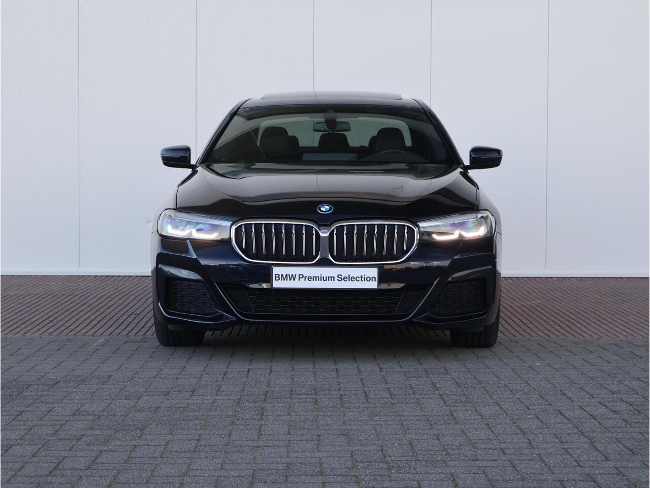 BMW 5-SERIE 530e High Executive M Sportpakket/ Achteruitrijcamera/ Getint Glas/ Sportstoelen/ Stoelverwarming/ Ambiance verlichting