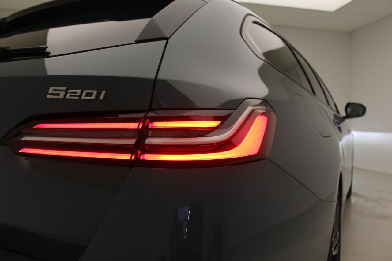 BMW 5-SERIE Touring 520i M-Sport | 19" | Panorama | Driving Assistant Plus | Harman Kardon | Trekhaak