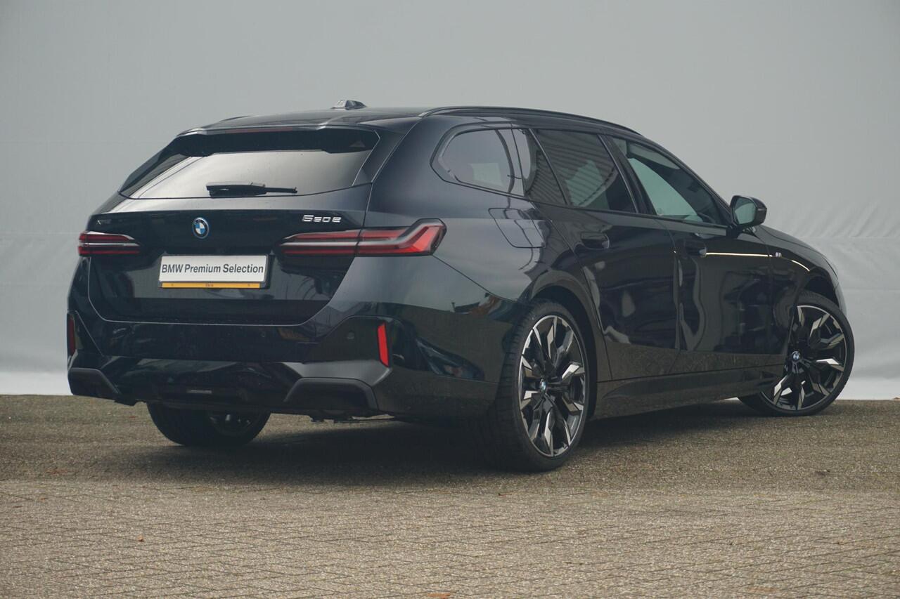 BMW 5-SERIE Touring 550e xDrive M Sport | Trekhaak / Bowers & Wilkins / Panoramadak / Head-up / 360*Camera's / Comfort Access