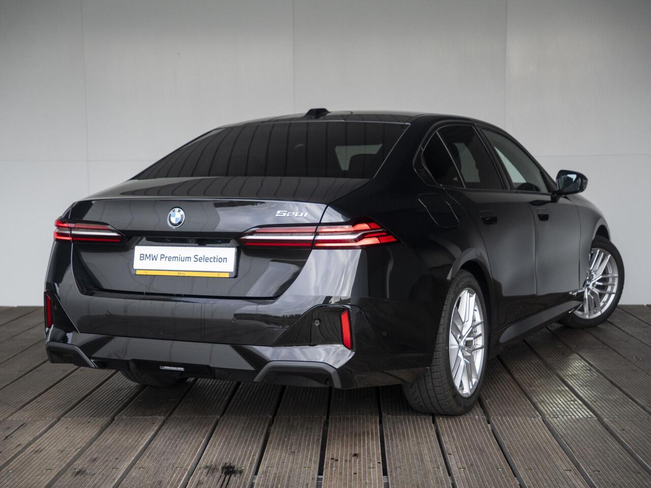 BMW 5-SERIE Sedan 520i | M Sportpakket | Innovation Pack | Verwarmd Stuurwiel | Comfort Access | Panoramadak | Stoelverwarming | Harman-Kardon | Trekhaak