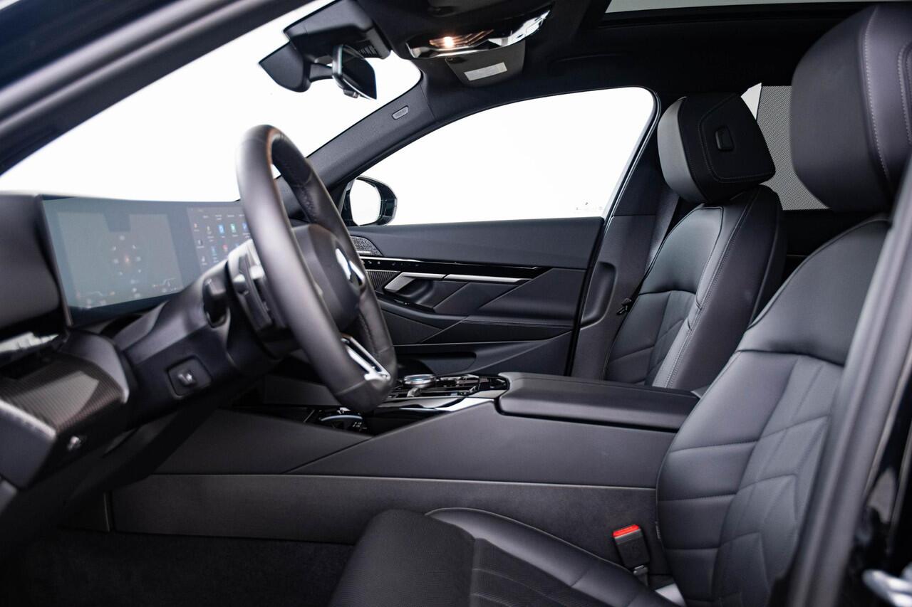 BMW 5-SERIE 520i M Sport - Panoramadak - Stoelverwarming/ventilatie voorstoelen - Head up - Parking/Driving Assistant - Active Guard - Comfort Access - Stuurwielrandverwarming - Comfort Pack -