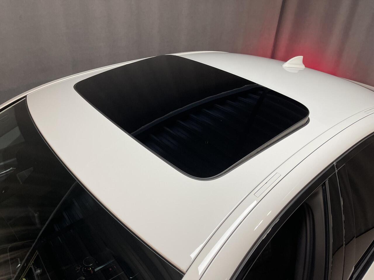 BMW 5-SERIE 530e Business Edition Plus M Sport 19"/Schuif-kanteldak/Trekhaak/Camera/Stoelverwarming + memory/PDC v+a/LED