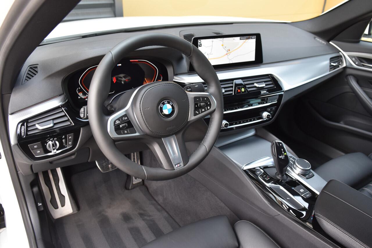 BMW 5-SERIE 520i High Executive * M Sportpakket * Comfortstoelen * Glasdak * Trekhaak * Sfeerverlichting *