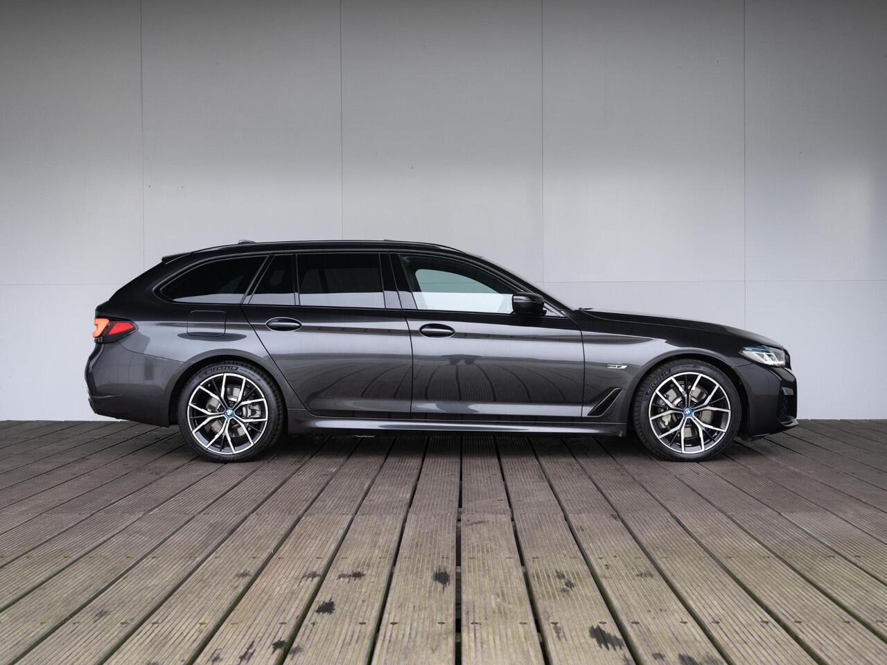 BMW 5-SERIE Touring 530e | M Sportpakket | Innovation Pack | 19 inch | Driving Assistant | BMW Laserlight | Head Up Display | Trekhaak