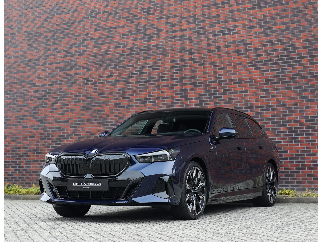 BMW 5-SERIE Touring 550e xDrive | Pano - Trekhaak - B&W