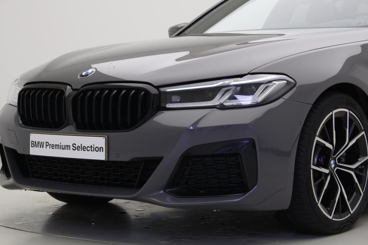 BMW 5-SERIE Touring 520i M-Sport | 19" | Camera | Panoramadak | Trekhaak | Laser | Head-Up