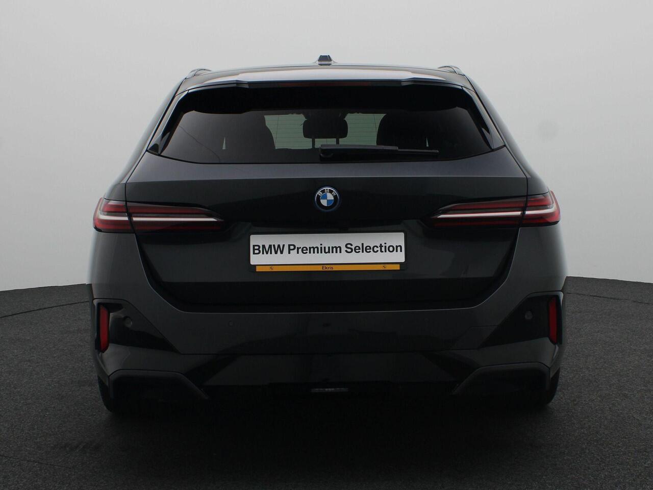 BMW 5-SERIE Touring 550e xDrive M Sportpakket | Innovation Pack | Travel Pack | Comfort Pack | Trekhaak | Panoramadak | Driving Assistant Professional | Harman-Kardon | 20''