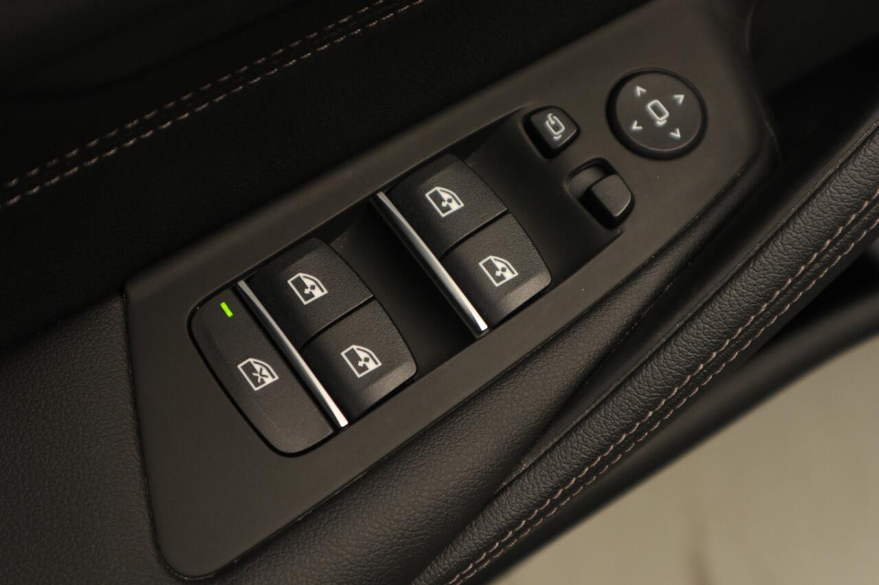 BMW 5-SERIE Touring 520i M-Sport HUD Matrix DAP ACC Leer PDC Elektr. uitklapbaar trekhaak Elektr. bedienbaar achterklep Navi Camera Climate (3-zone) Memory seats PDC Zwarte binnenhemel LM velgen BTW auto