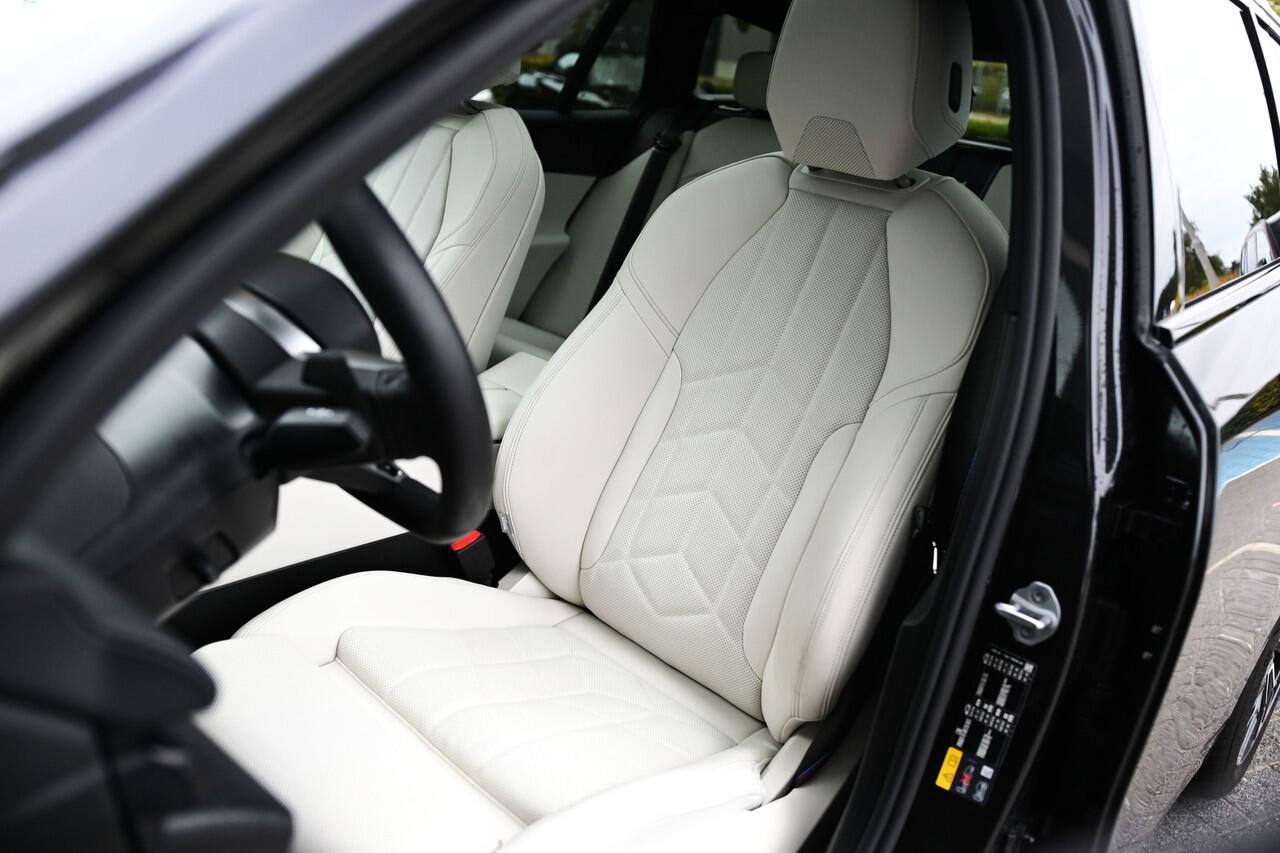 BMW 5-SERIE Touring 550e xDrive M Sport Automaat / Panoramadak / Trekhaak / Bowers & Wilkins / Adaptief onderstel professional / Parking Assistant Professional / Stoelventilatie