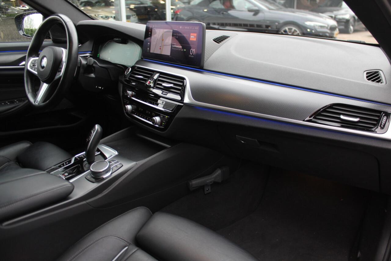 BMW 5-SERIE 530e xDrive High Exe. M Sport / Trekhaak / Schuifdak / Camera / Head-up / 19'' / CarPlay / Harman Kardon / Leder / Dodehoek / Stoelverwarming4x / ACC