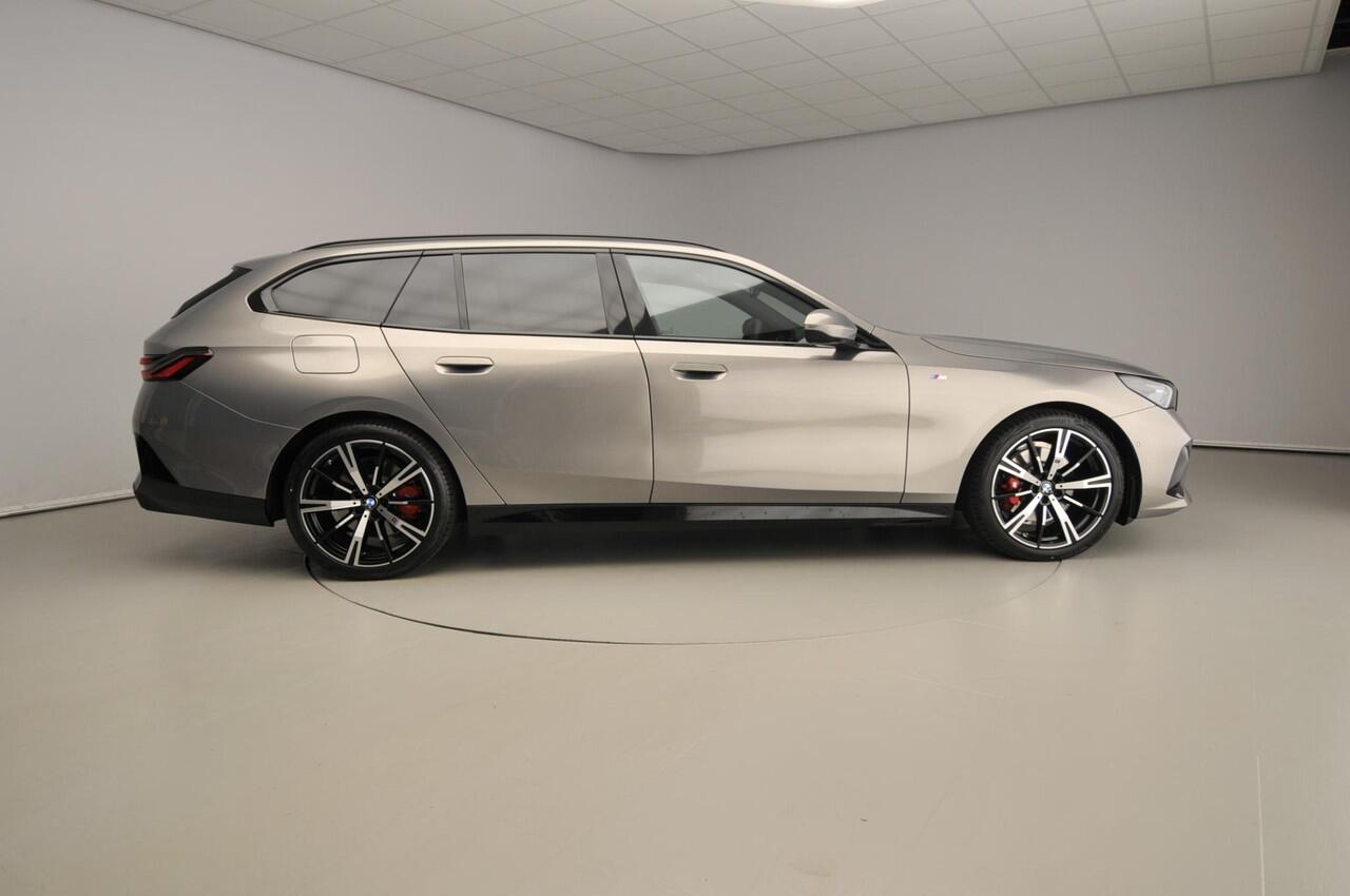 BMW 5-SERIE Touring 520d | M-Sportpakket | LED | HUD | Trekhaak | Active cruise | Keyles go | DAB | Harman-kardon sound | Alu 20 inch