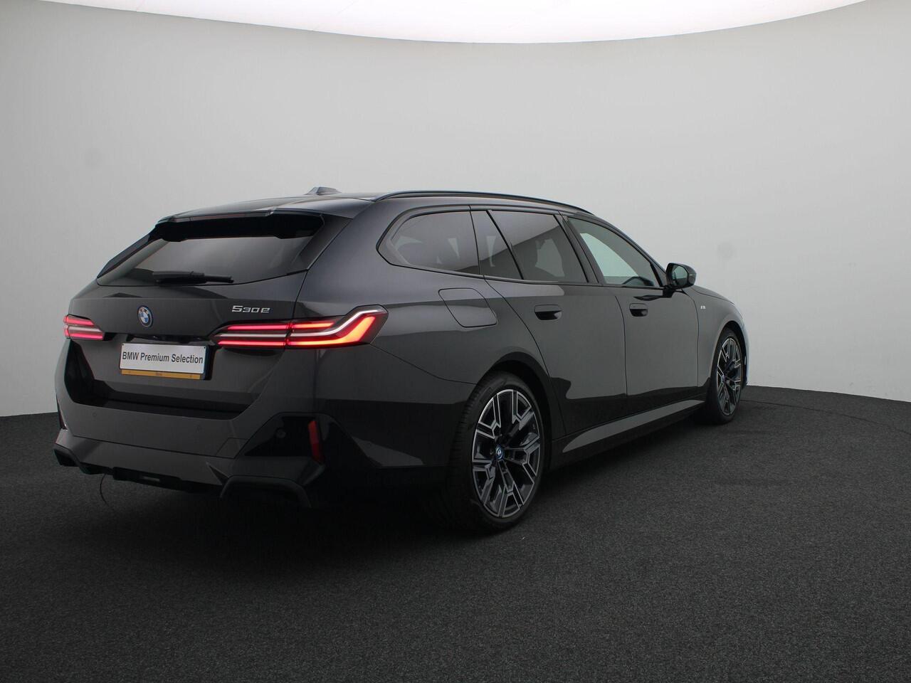 BMW 5-SERIE Touring 530e M Sportpakket | Travel Pack | Comfort Access | Extra Getint Glas Achter | Trekhaak | Driving Assistant Plus | DAB | 20''