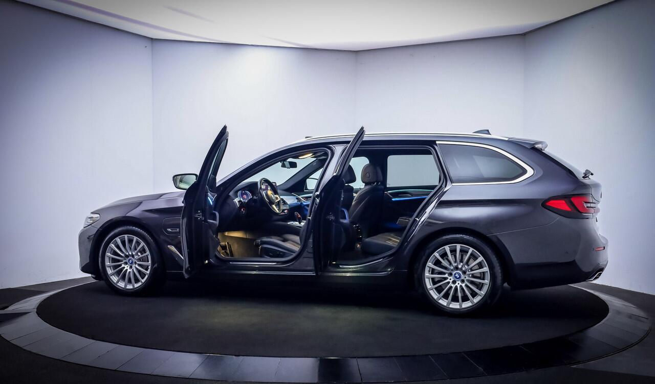BMW 5-SERIE Touring 530e HIGH EXECUTIVE PANO | LEDER | CAMERA | CARPLAY | STOELVERW | ELEK KLEP | FULL LED | LMV 18''