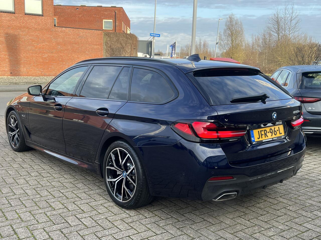 BMW 5-SERIE 530e M-Sport Plus Panoramadak Driving Ass Prof Keyless Rondzicht Camera Elek Stoelen Stoel + Stuurverwarming ACC DAB Head-Up Shadow Line BTW Tansanit Plug In Hybride 1e Eigenaar BTW Auto