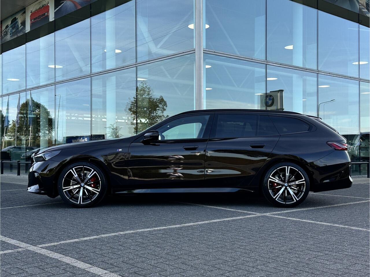 BMW 5-SERIE Touring 530e M Sport Automaat / Trekhaak / Adaptieve LED / Parking Assistant Plus / Comfort Access / M Sportonderstel / Live Cockpit Professional