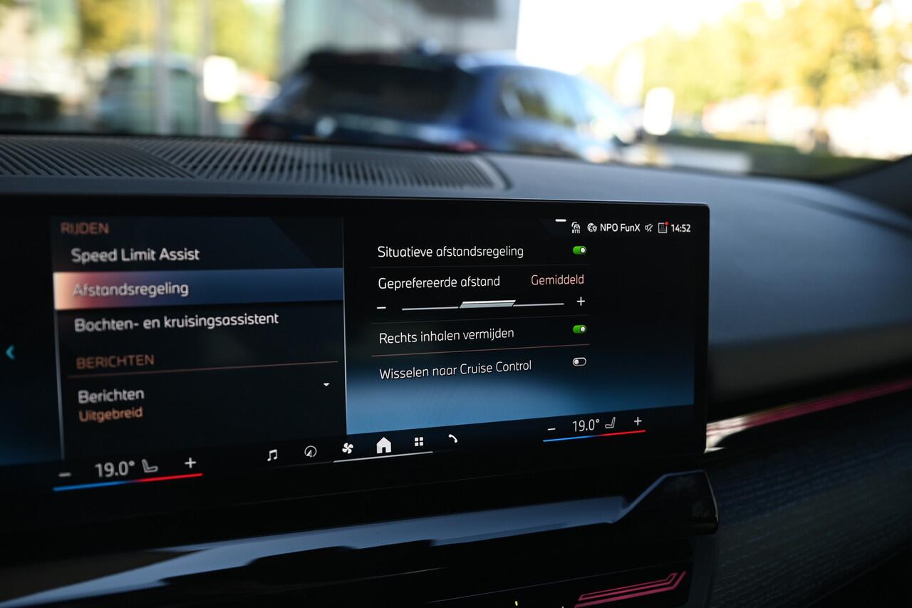 BMW 5-SERIE Touring 530e M Sport Automaat / Trekhaak / Active Cruise Control / Achteruitrijcamera / M Sport onderstel / Comfort Access / Adaptieve LED