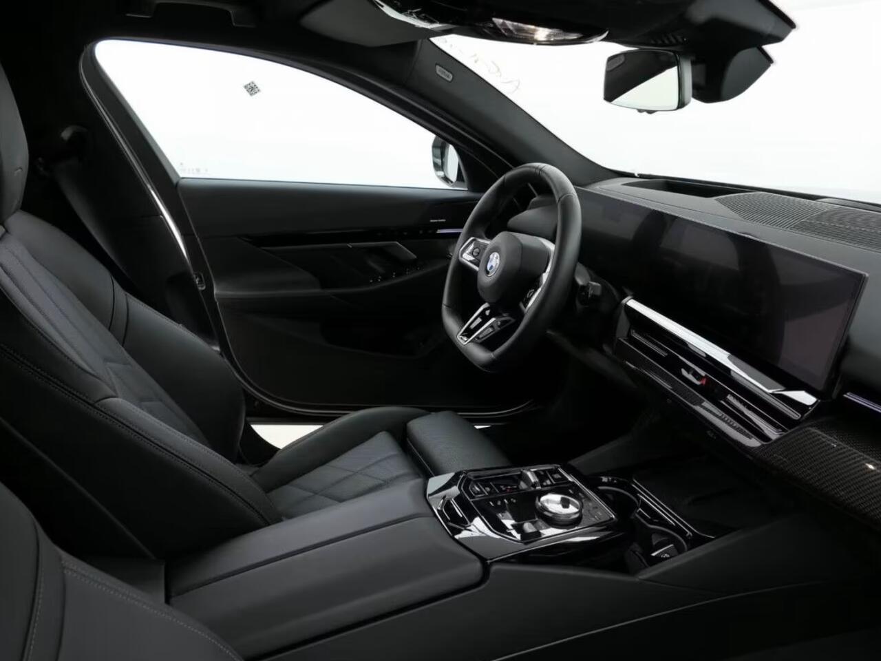 BMW 5-SERIE Touring 520iA M-SPORT ** ADAPT. LED, LEDER, PANORAMA, TREKH, H&K SOUND, DR. ASS+ ** 1e EIG - UNFALLFREI ** ** INFORMEER OOK NAAR ONZE AANTREKKELIJKE FINANCIAL-LEASE TARIEVEN **