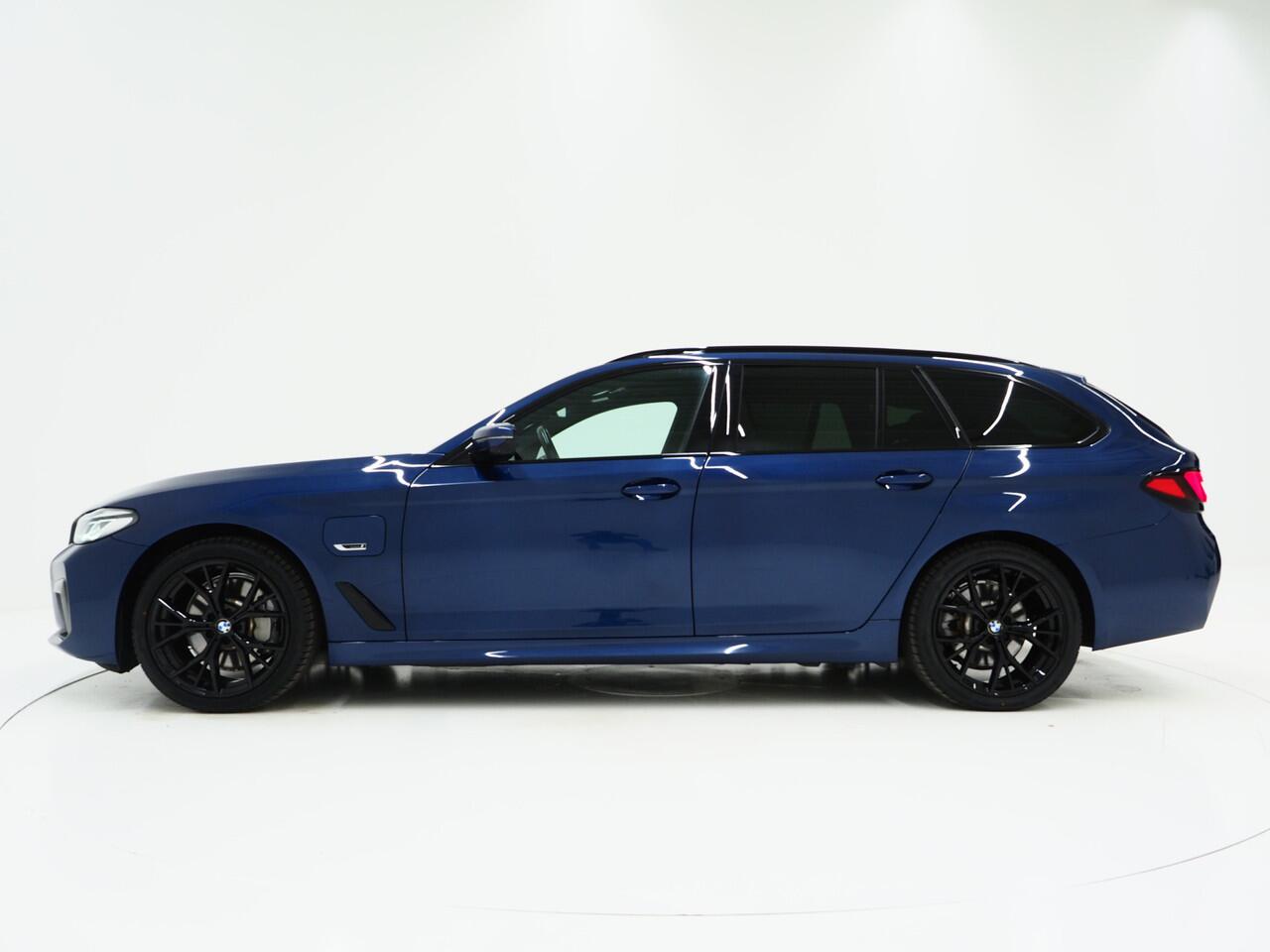 BMW 5-SERIE Touring 520e M Sport Shadow | Panoramadak | Harman/Kardon | 360 | Keyless | Head Up | Trekhaak