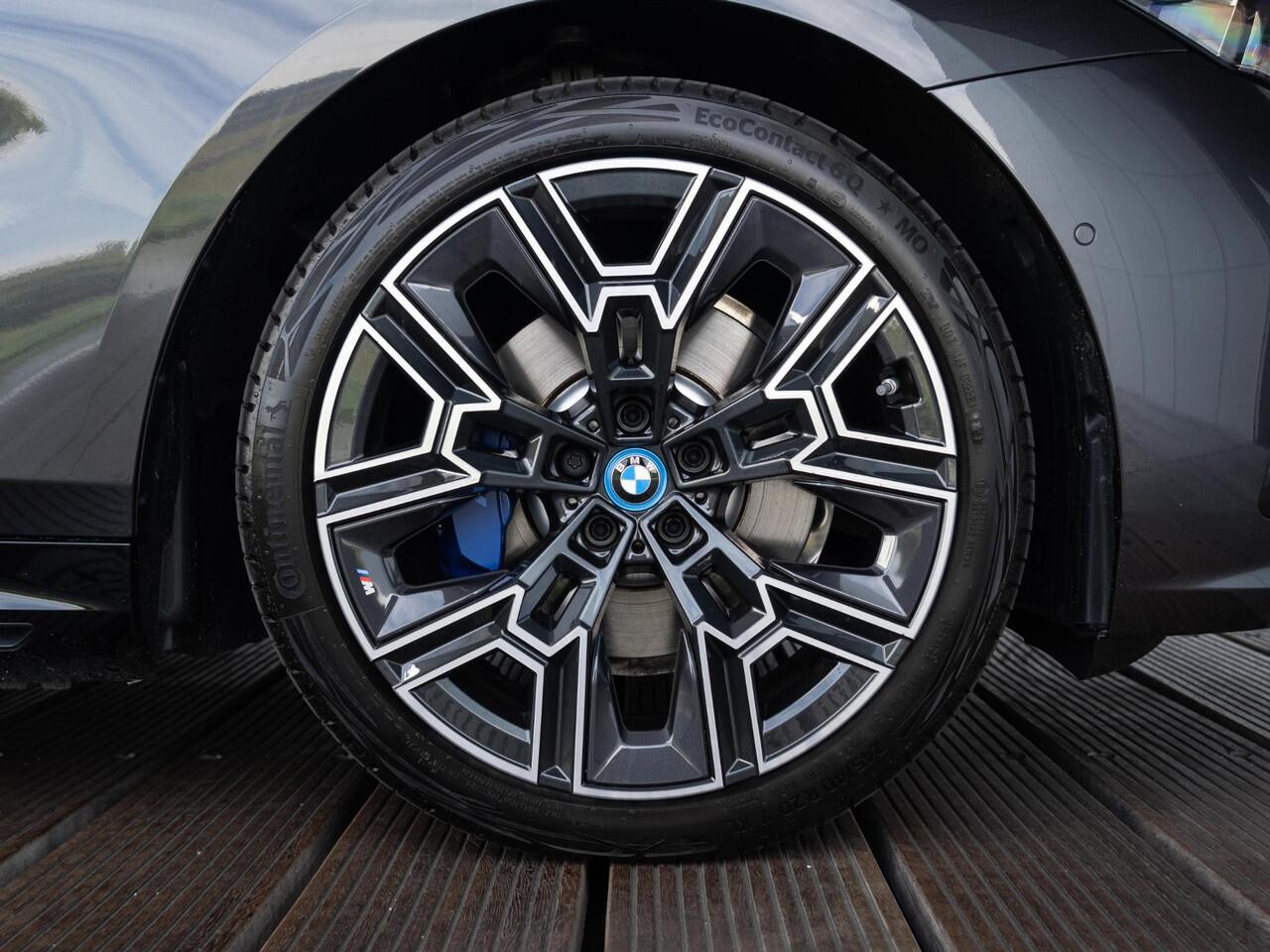 BMW 5-SERIE Touring 530e xDrive | M Sportpakket Pro | Innovation Pack | Bowers & Wilkins | Verwarmd Stuurwiel | Comfort Access | Panoramadak | Trekhaak