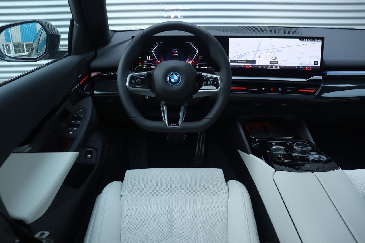 BMW 5-SERIE Touring 530e | M Sportpakket Pro | Panodak | Driving Assistant Plus | Head-Up | Parking Assistant Plus | Stoelventilatie | Comfortstoelen | 21'' LMV | Ekris Selection