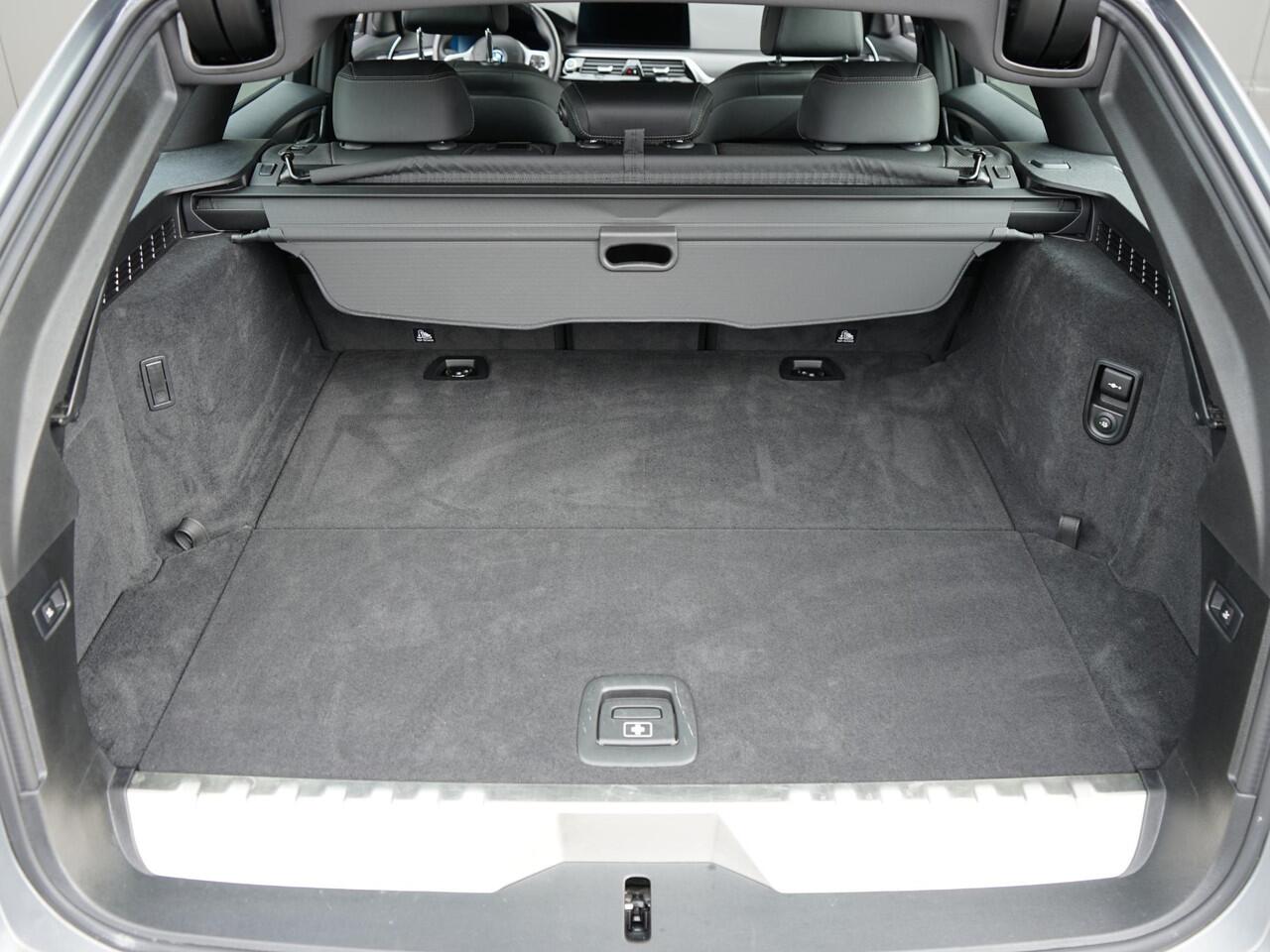 BMW 5-SERIE Touring 530e M-Sport 1e eig. / Dealeronderh. / HiFi / Trekhaak / Active Guard / Lederen bekleding / Adaptieve Cruisecontrol