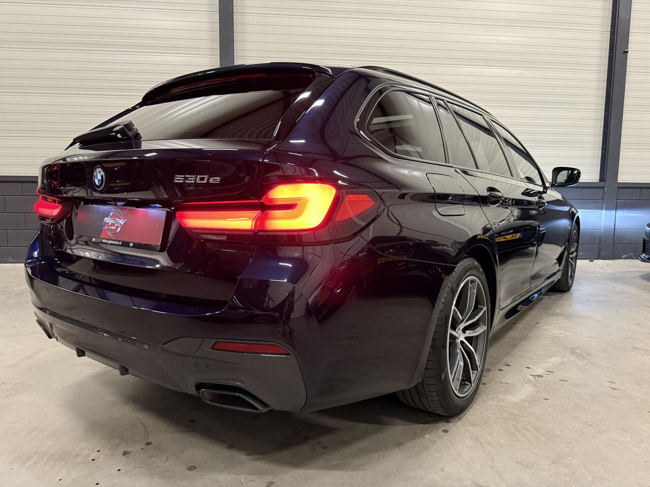 BMW 5-SERIE Touring 530e M-Sport bwjaar 06-2022 PANO/HARMAN&KARDON/360CAMERA/ALCANTARA-SPORT/STANDKACHEL/CARPLAY/18"M-SPORT/PRIVACY/SHADOW-LINE/CARBONSCHWARZ/RECENT OH BEURT GEHAD BIJ BMW DEALER