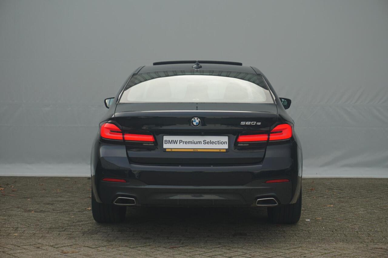 BMW 5-SERIE Sedan 520e M Sportpakket | Schuif-kanteldak | Comfortstoelen | Head-Up | BMW Laserlight | HIFI | Elektrische Stoel en Stuurwiel verwarming
