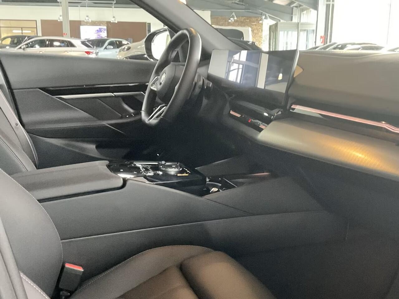 BMW 5-SERIE Touring 540d xDrive M-SPORT Pro ** LED, PANORAMA, LEDER, 20-inch LMV, ICONIC GLOW, TREKH ** Ex BMW - ¤ 26.800 onder NP ** ** INFORMEER OOK NAAR ONZE AANTREKKELIJKE FINANCIAL-LEASE TARIEVEN **