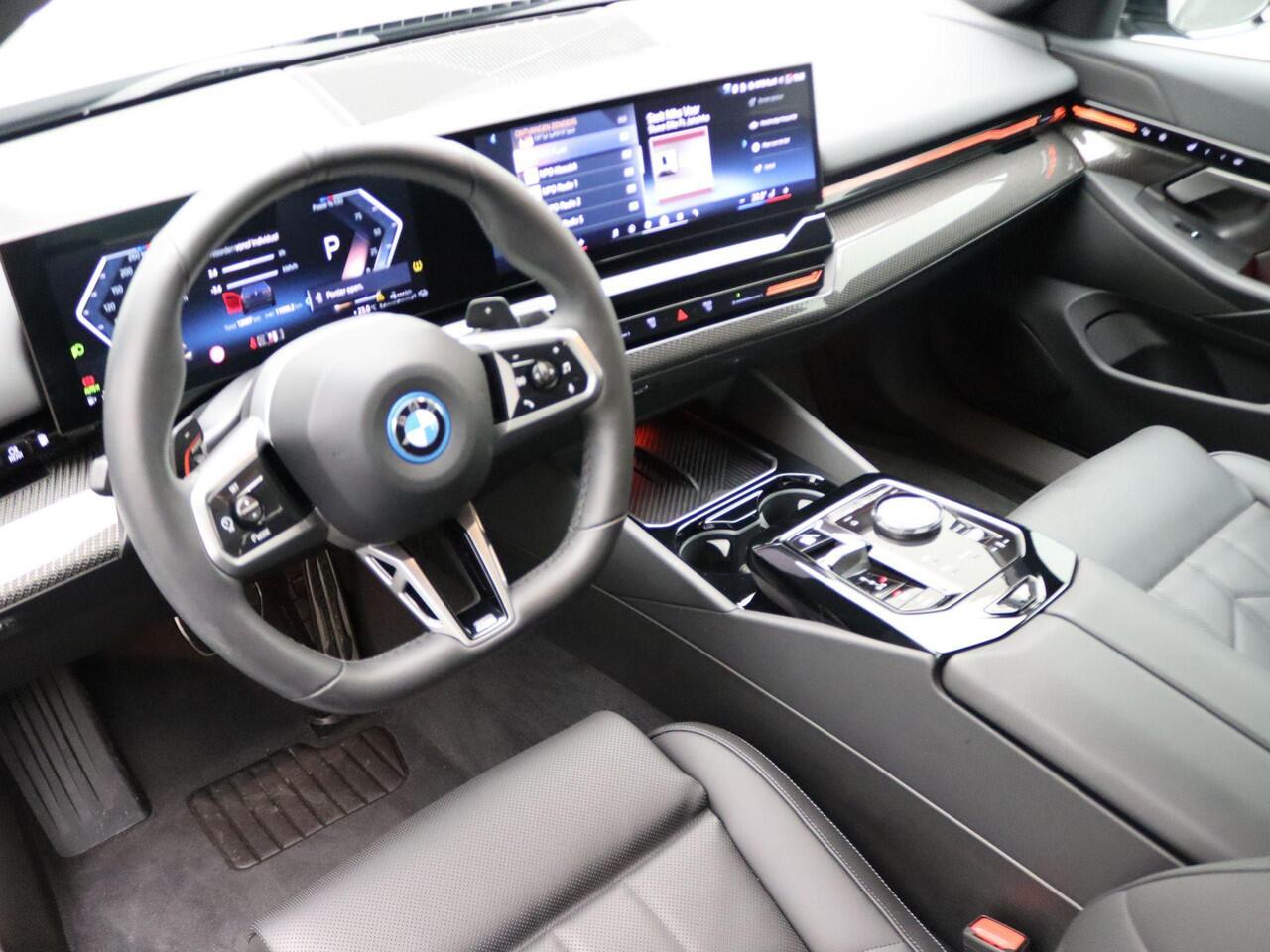 BMW 5-SERIE Sedan 530e M Sportpakket | Comfort Pack | Stuurwielrand Verwarmd | Trekhaak | Comfortstoelen | Driving Assistant | 4-zone airconditioning | 20''