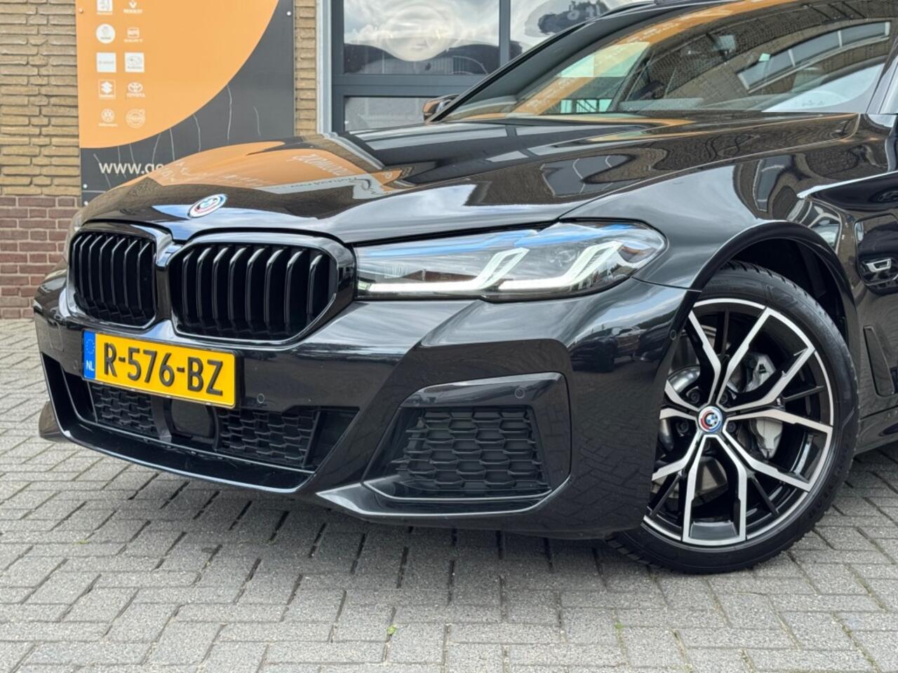 BMW 5-SERIE TOURING 530e PHEV M-SPORT PANODAK/LEER/LASER/TREKHAAK/NL-AUTO