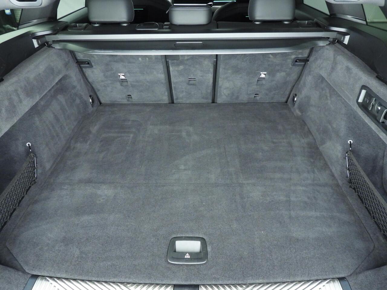 BMW 5-SERIE Touring 540d xDrive | M-Sportpakket | LED | HUD | Schuifdak | Active cruise | Trekhaak | DAB | Bowers & Wilkins sound | Alu 19 inch