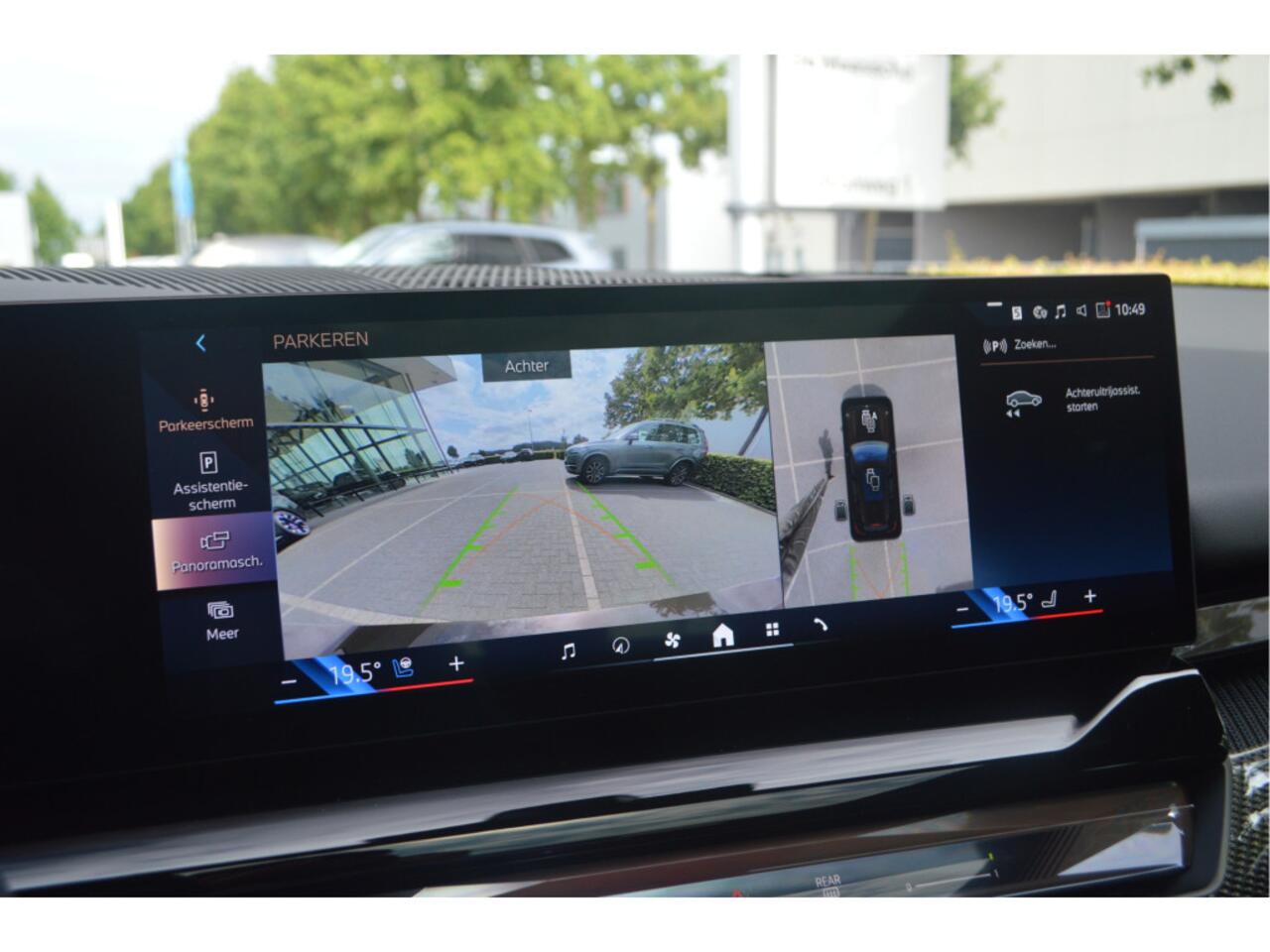 BMW 5-SERIE Touring 530e Automaat / Panoramadak / Trekhaak / Bowers & Wilkins / M Multifunctionele Stoelen / Adaptieve LED / Stoelventilatie / Parking Assistant Plus