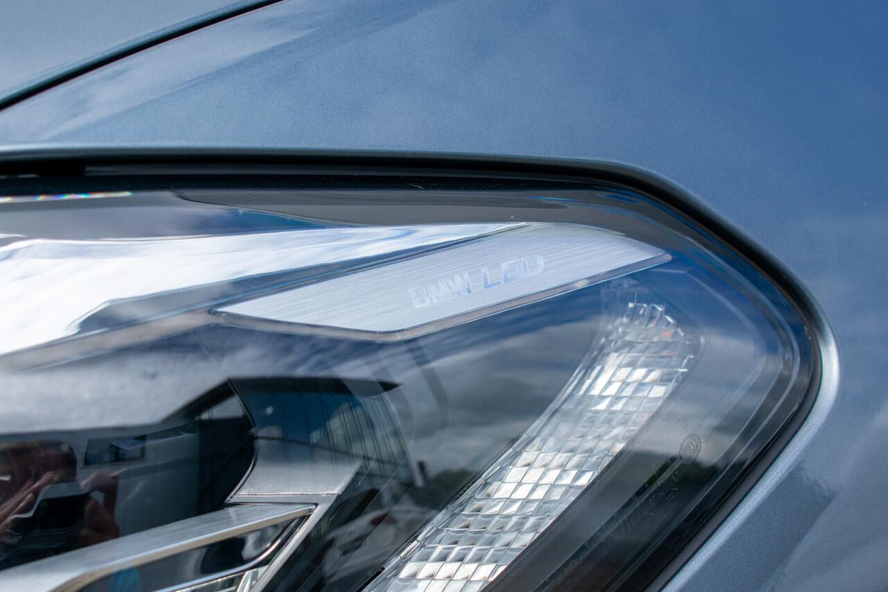 BMW 5-SERIE 540i High Executive -Pano-Head up-Trekhaak-19"-Keyless-