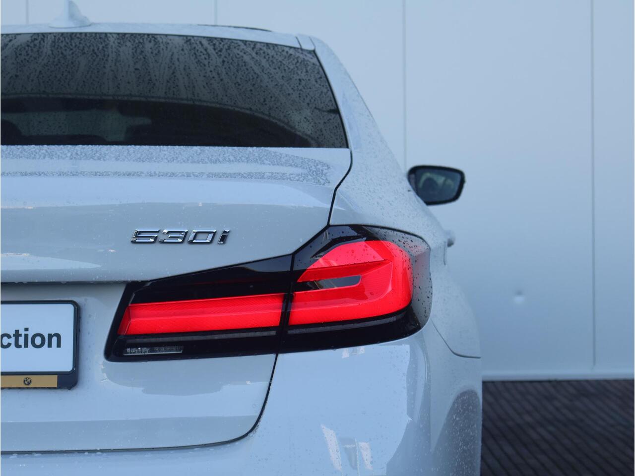 BMW 5-SERIE 530i Business Edition Plus M-Sportpakket / HIFI / Schuif - Kanteldak / Driving assistant Professional / Head up Display / 20 '' /